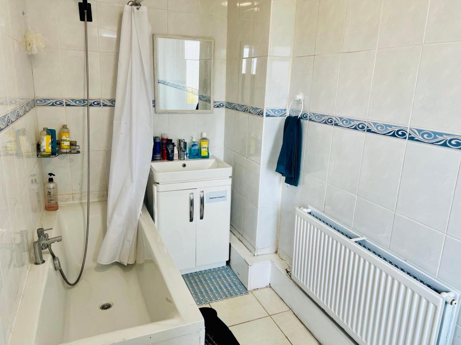 Single Bed In A Peaceful House In Morriston Apartment Екстериор снимка
